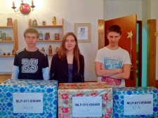 Fotografia: Troje uczni&oacute;w i trzy pudła